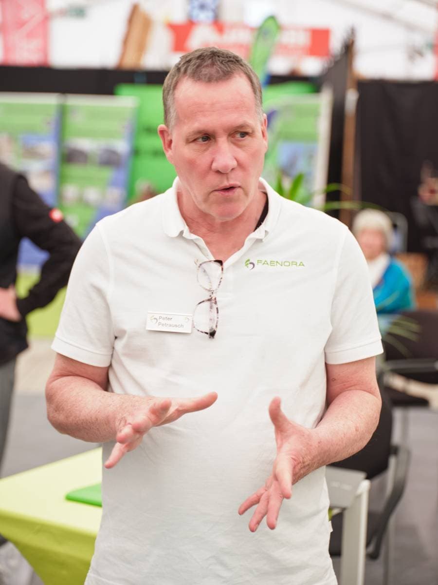 Peter Petrausch, Inhaber von FAENORA, im Gespräch am Messestand