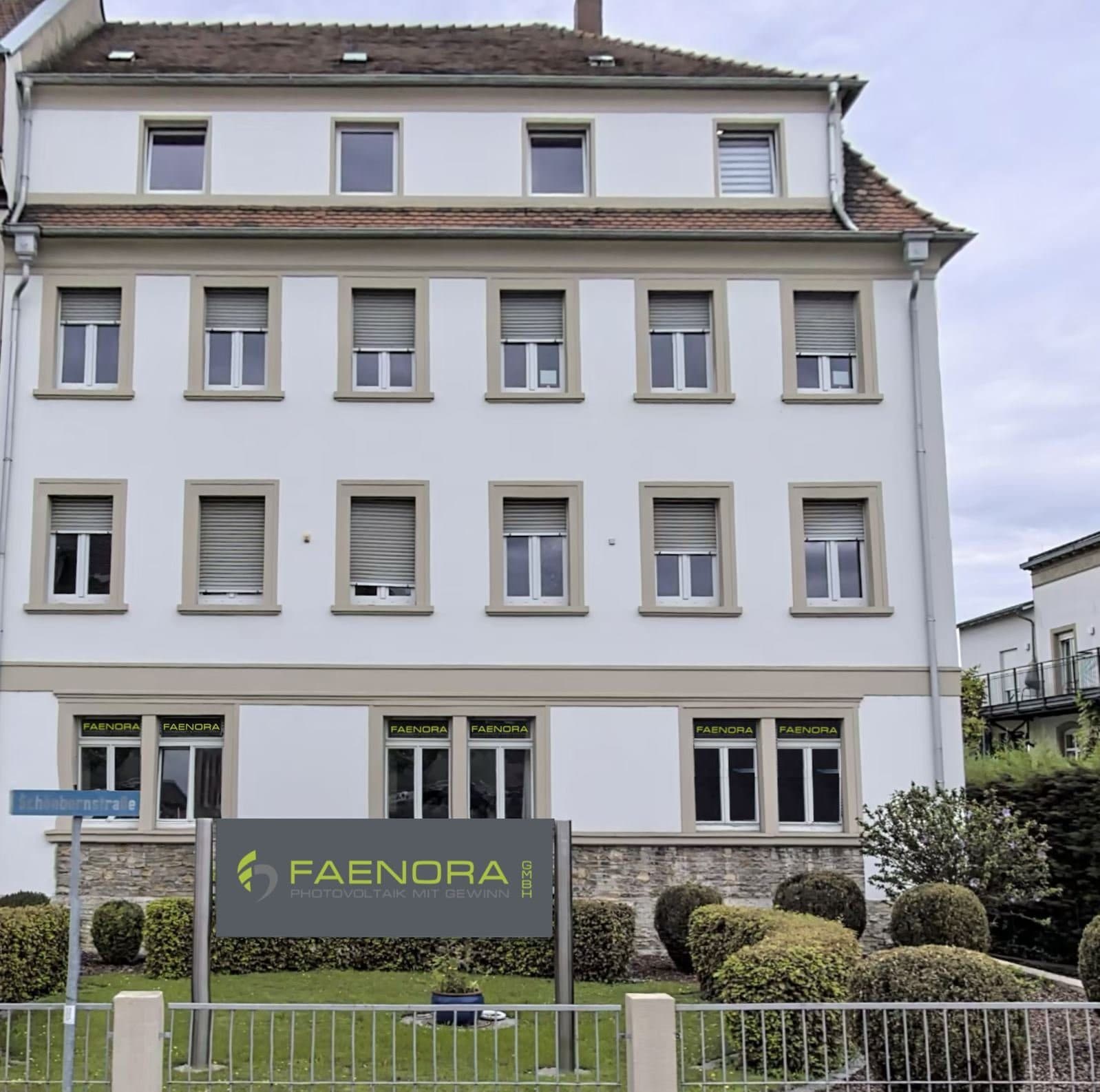 Das Firmengebäude von FAENORA in der Schönbornstraße in Bruchsal mit Firmenschild im Vorgarten